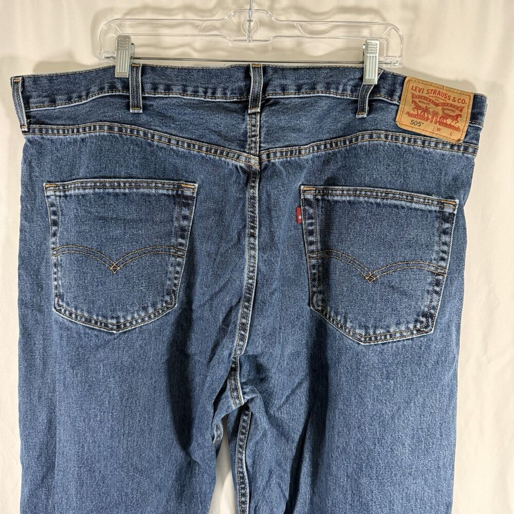 Levis 505 Jeans Men's 46x32 Medium Wash Blue Denim 5 Pocket Tapered Cotton Blend - Picture 4 of 12